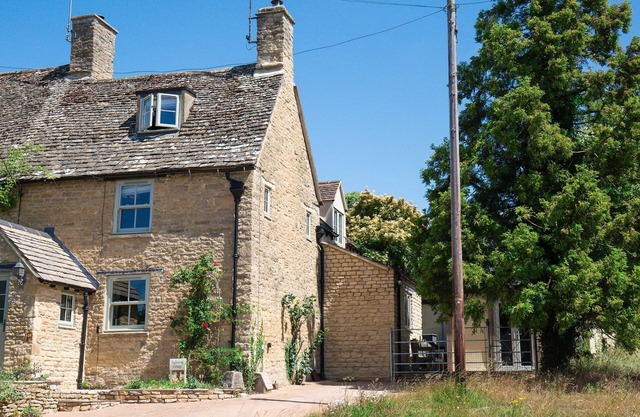 Inglenook Cottage - pet friendly in Charlbury