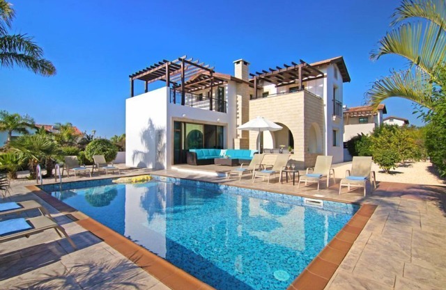 INGRID - VILLA de 3 dormitorios con balcón con vistas al mar y al mar Mediterráneo ubicado en la zona costera de Ayia Thekla
