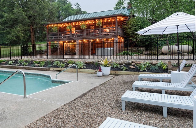Large Log Cabin with Inground Pool, Hot Tub, Fire Pit near Mohican State Park