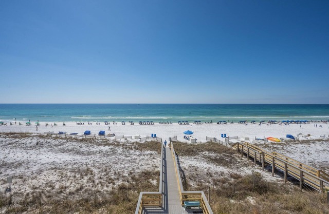 The Inn At Crystal Beach # 305: 3 BR / 3 BA condo en Destin, capacidad para 12