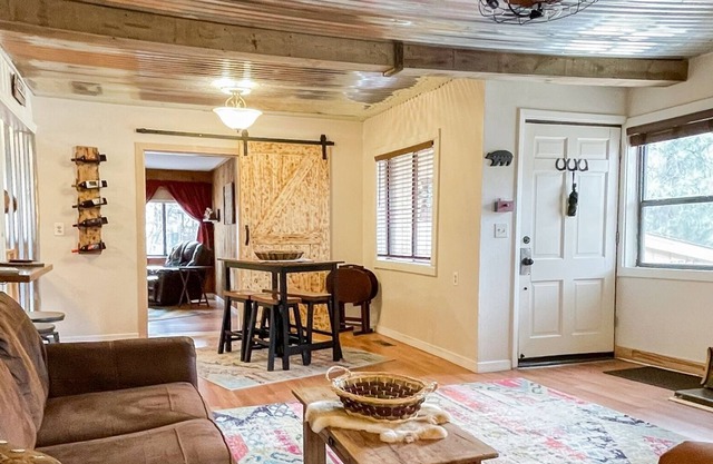 Inn Side Retreat - Three Bedroom Cabin with Two Baths