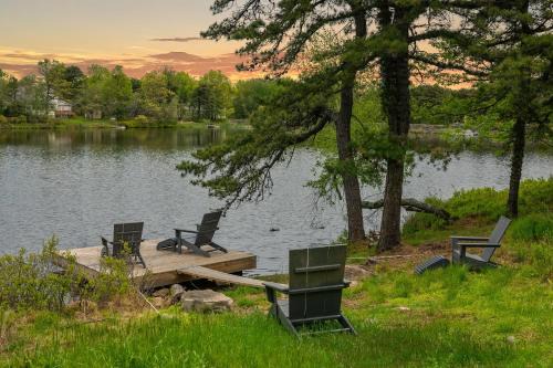 Inn the Poconos by AvantStay Private Lake Access Enclosed Hot Tub