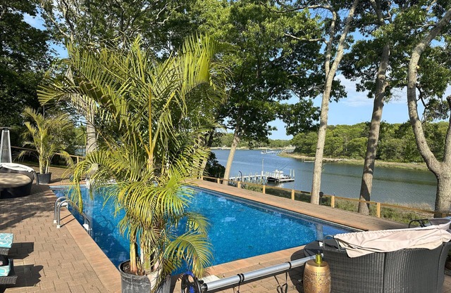Inn The Vineyard: Secluded Waterfront Family Vacation Home in Mattituck