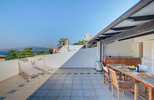 Apartamento de tres habitaciones cerca del mar enamorado