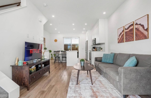 Inner-City Chic Urban Farmhouse w/3 Bds and Ba