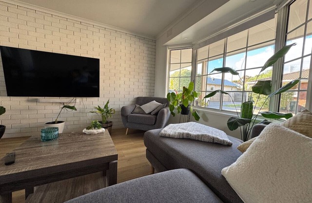 Inner City Cozy Retreat Near Geelong CBD