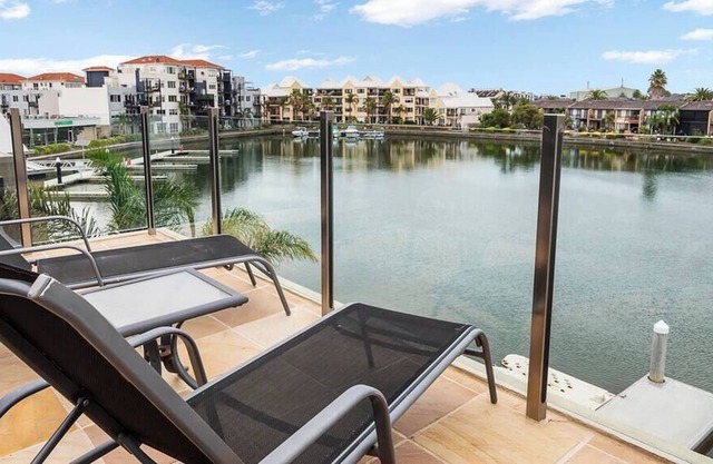 Inner Harbour - Luxury on the water with spa
