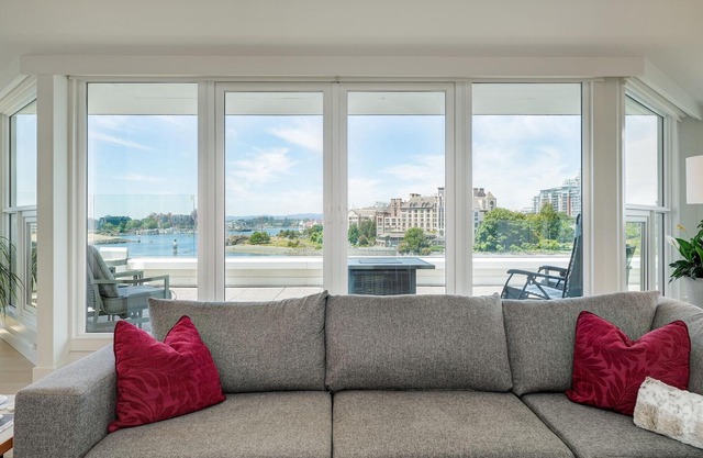 Inner Harbour Seascape - Views Views Views!