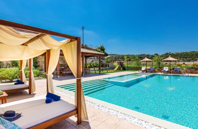Ino Villa! Piscina privada de 100m2, compartimento especial para niños, jacuzzi!