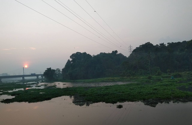 Dentro de la CIUDAD, pero el ambiente de la aldea, tranquilo y sereno, se abre al río