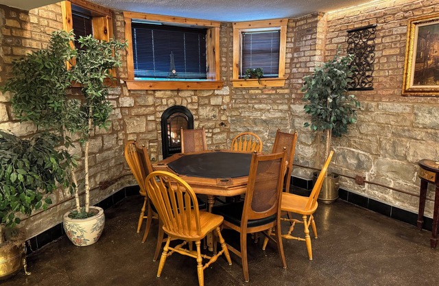 Inspiring Stone Grotto Sleeps 10-20 & Free Parking