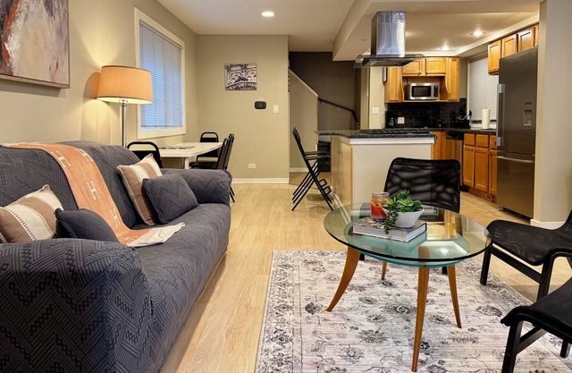 Increíble 3 br en el casco antiguo con estacionamiento, Walk Score 96, ¡Qué descubrimiento!