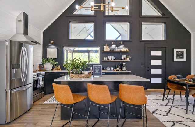 Instaworthy Cabin/PRIME Location/Patio Oasis!