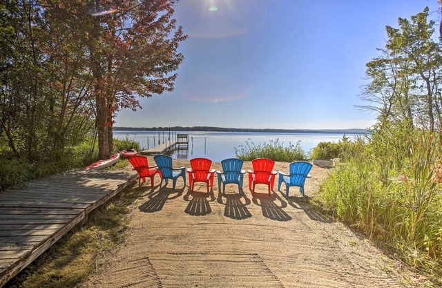 ¡NUEVO! Lakefront Interlochen House w / Dock + Kayaks!