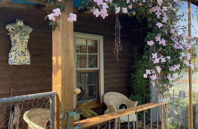 Intimate, earthy cottage in Tranquil Setting