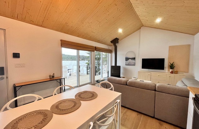 Intimate mini chalet. Lakeside.
