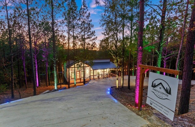 Intimate Retreat💑, Central Location, Private, Kind Bed👑, 2023 Built, Dogs 🐾