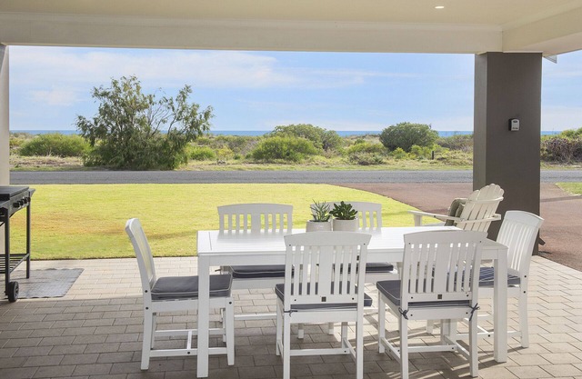 INTO THE BLUE - Beachfront Busselton Holiday Home