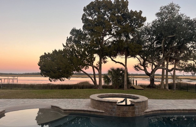 Intracoastal Waterfront with pool + dock. 10 minutes to downtown St. Augustine.