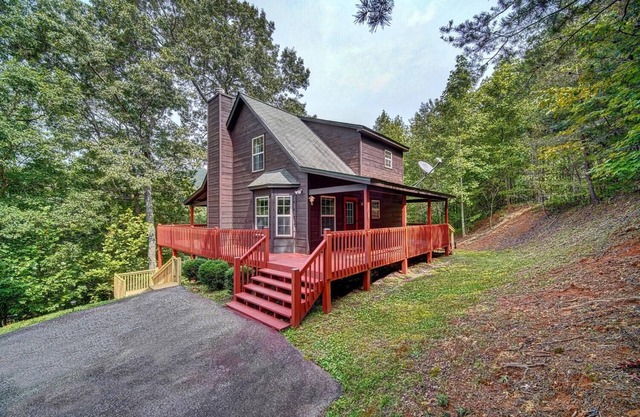 Intro Rate Fantastic mountain views from the deck with Hot Tub, Fire Pit
