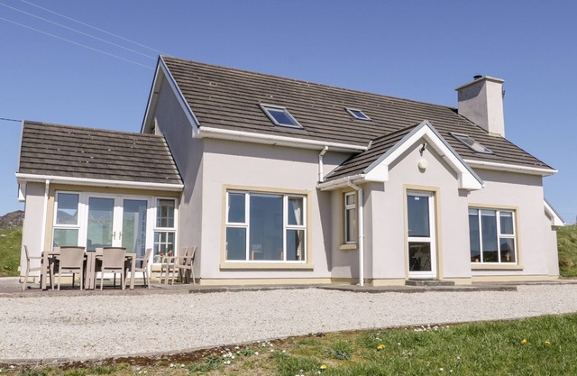 INVERBEG COTTAGE 1, pet friendly, with open fire in Downings