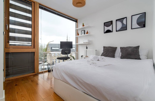 Inviting 2BD Flat - 1 Min From Deptford Station!