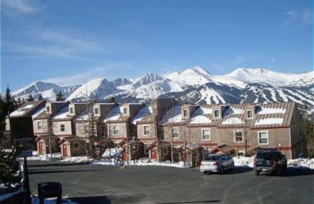 Inviting 2BR Townhouse Ideal for Family Getaway