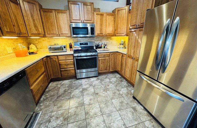 Inviting 3 bed/ 2 bath: families/groups seeking comfort and convenience!