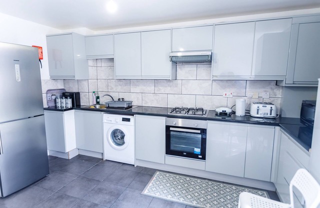 Inviting 3-Bed House in London, stay up to 6