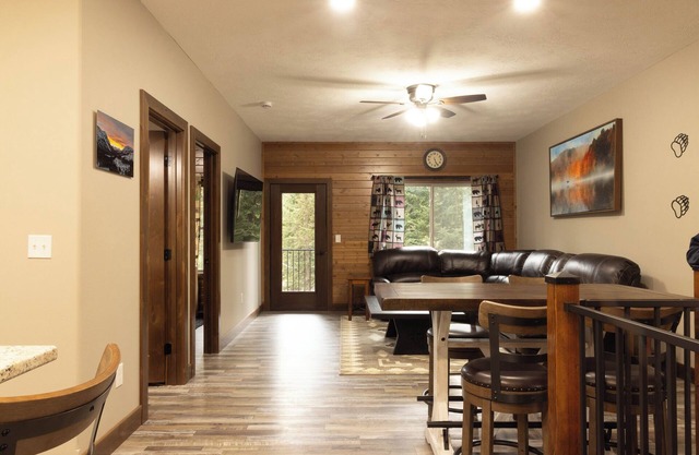 Inviting 3-Bedroom Retreat with Mountain Views – Minutes from Yellowstone’s Northeast Entrance