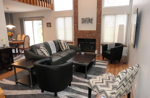 Inviting 3-bedroom townhome in tranquil Centennial. Discount for 1-3 month stays