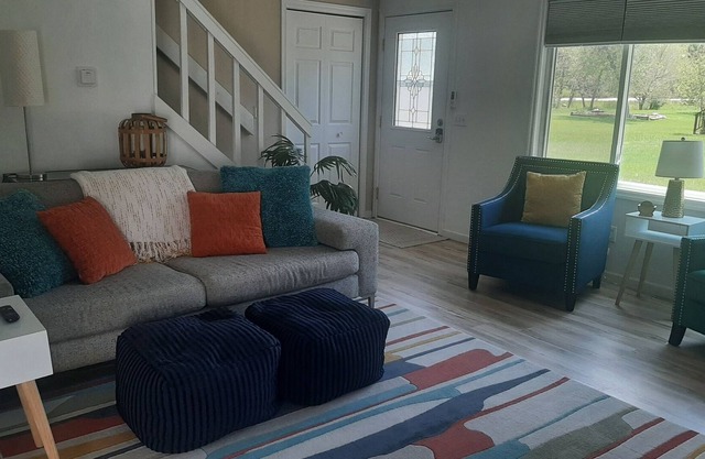 Inviting 3 BR townhouse, super location