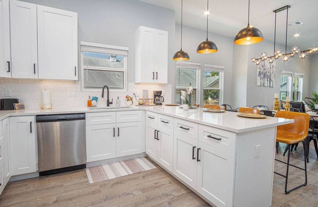 Inviting 4br/2ba Near Downtown & Riverwalk