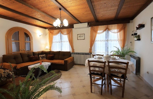 Acogedor apartamento en Tribalj con jardín