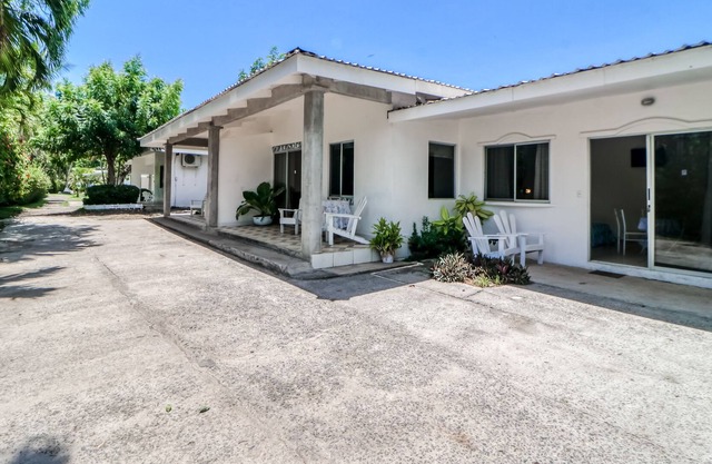 Acogedora villa frente al mar con acceso privado a la playa, piscina y jardines compartidos