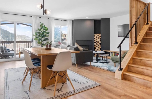 Inviting Gem Near Lake Dillon: Balcony & Fireplace