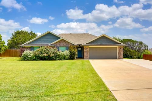 Inviting Granbury Home with Fire Pit 3 Mi to Lake!