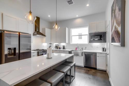 Inviting H-Town Home Near Shops and Golf Courses!