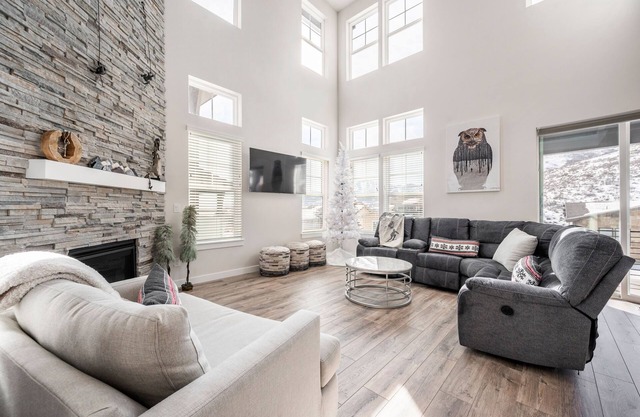 Inviting Hideout Townhome w/ Balcony & Lake Views!