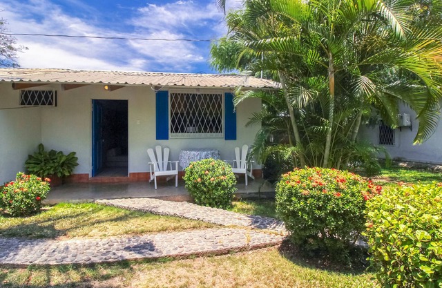 Invitando a la villa frente al mar con piscina compartida, jardines y acceso a la playa!
