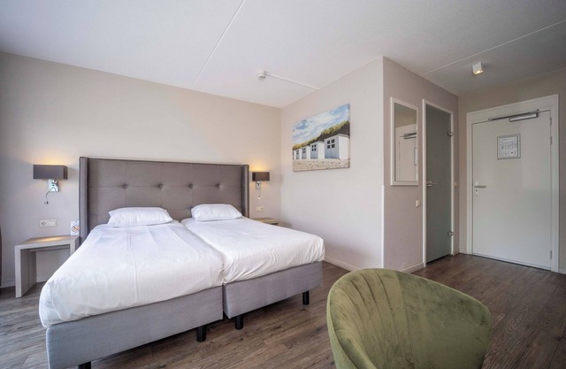 Inviting Room with Beach Access, Pool, and Onsite Dining for a Relaxing Stay