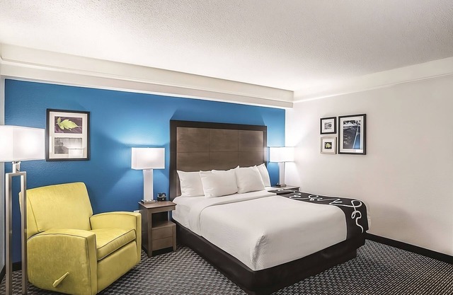 Inviting Room with Outdoor Pool and Complimentary Breakfast