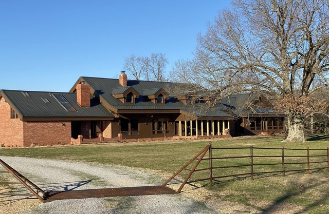 Inviting Western Retreat in the Heart of the Ozarks!