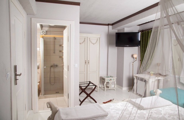 Iola Hotel