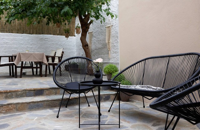 Irida's detached house with lovely yard in Athens center