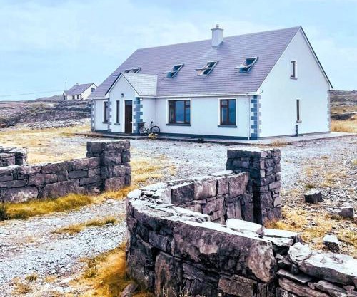 Irish Isle Oasis: Spacious 5-Bedroom Retreat