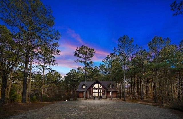 Iron Horse Lodge sleeps 18, Games, Fire Pit, Hot Tub, EV, more