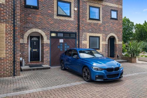 Iron House - Sleeps 11 - For Contractors & Families - Private Parking - Near Canary Wharf, ExCel, O2 & City AirPort