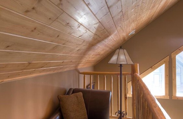 Iron Ring Log Chalet, Quédese 3 noches, pague 2 **, Pases de piscina de aguas termales Radium Incl.