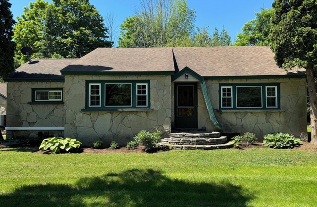 Ironton Stone Cottage on 'The Beautiful' Lake Charlevoix - 5min Walk-to-beach!